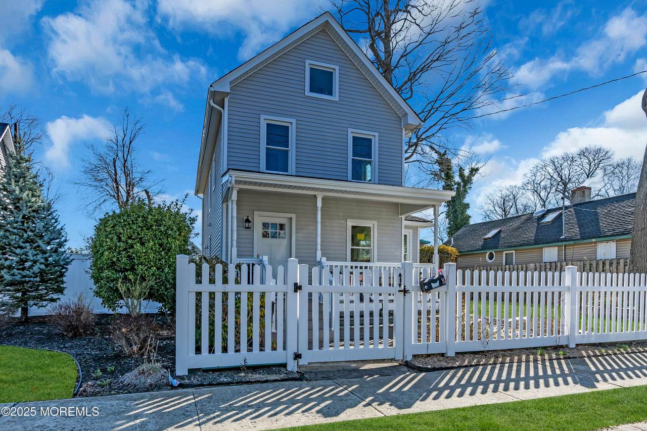 814 Dunlewy Street - Photo 1