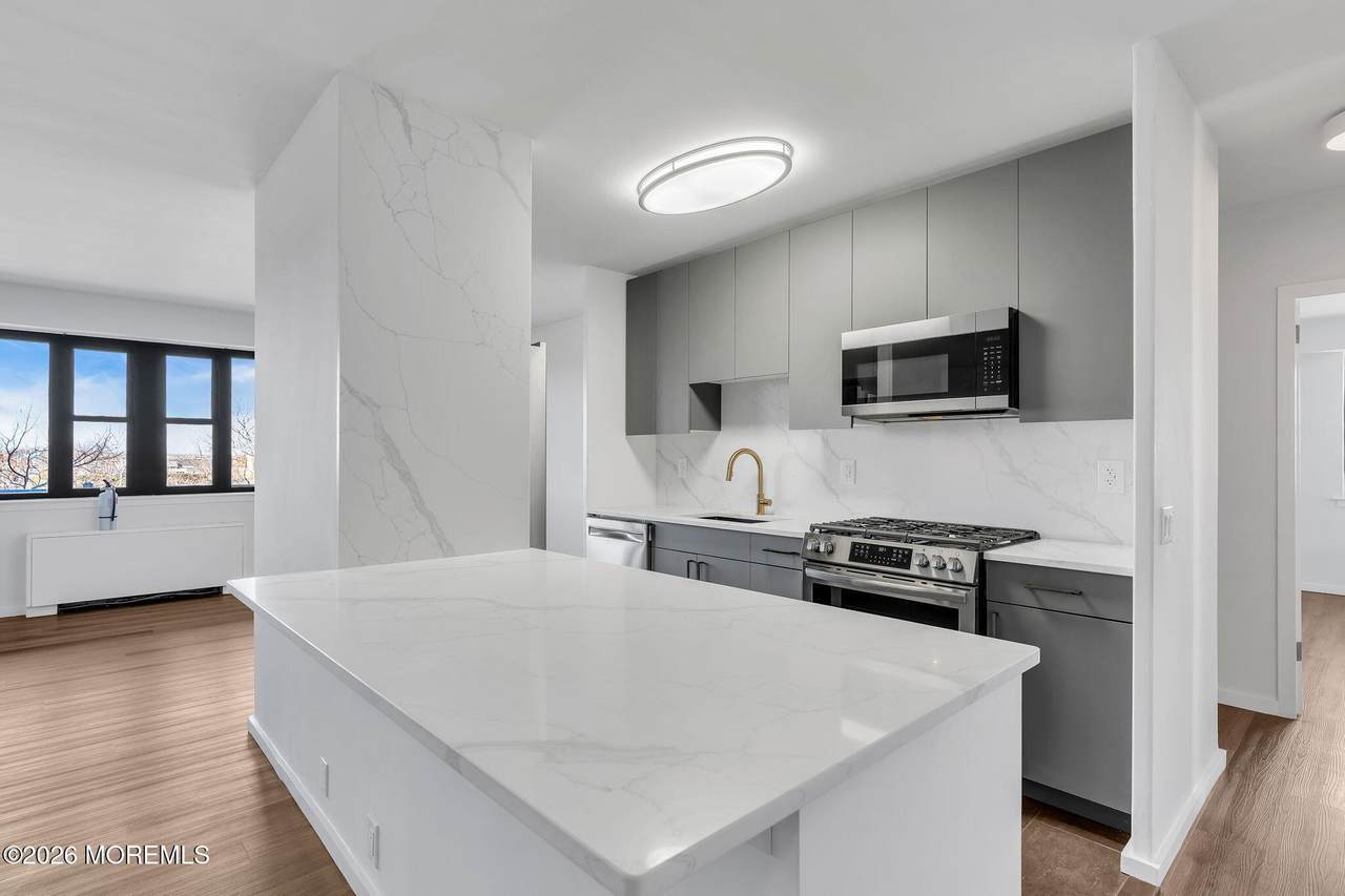 10 Ocean Boulevard - Photo 1