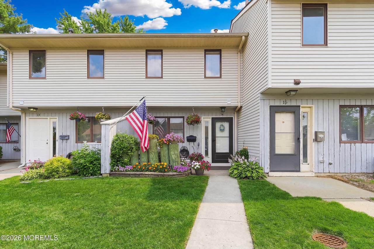 165 Shore Boulevard - Photo 1