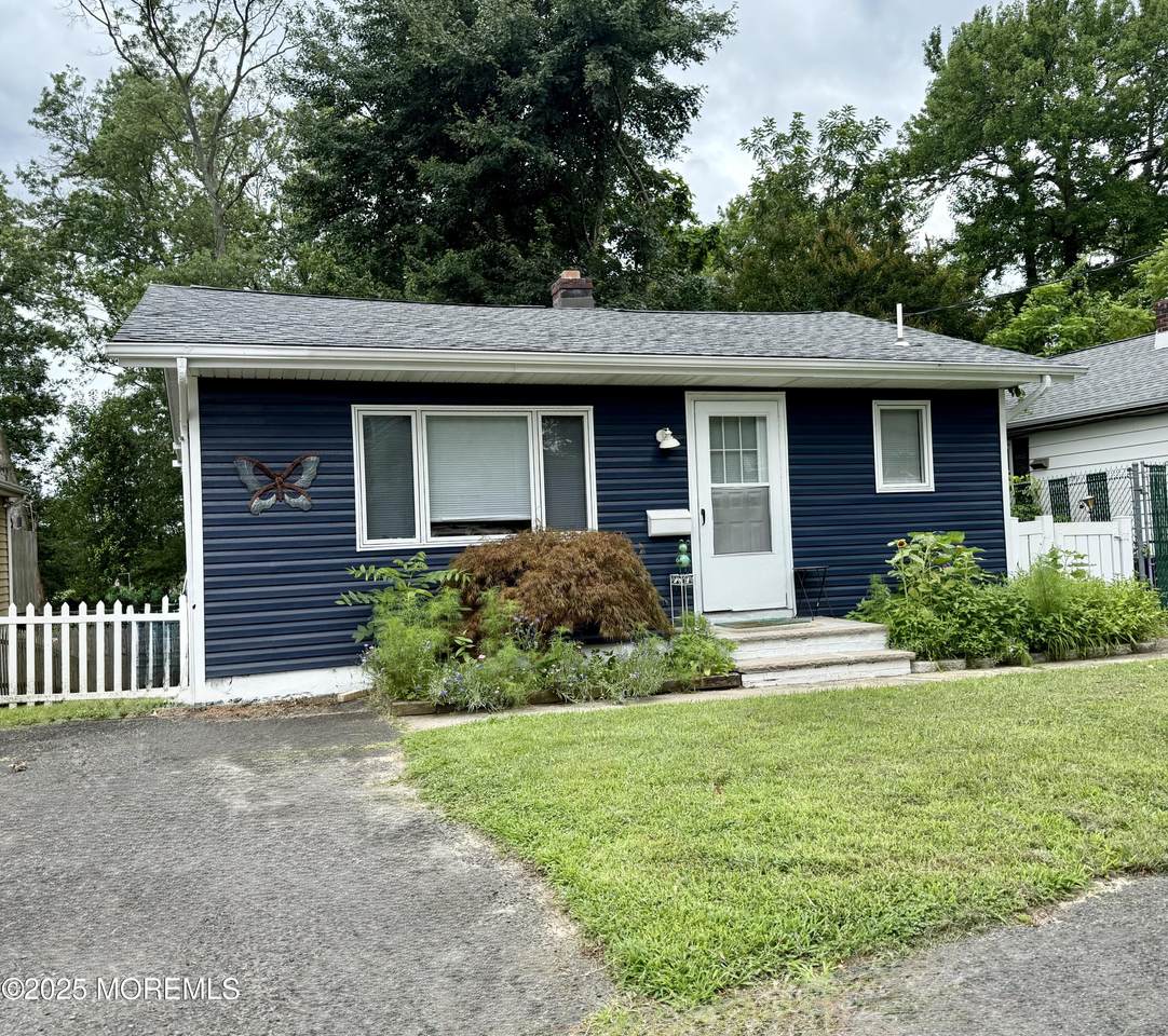 13 Middlesex Avenue - Photo 1