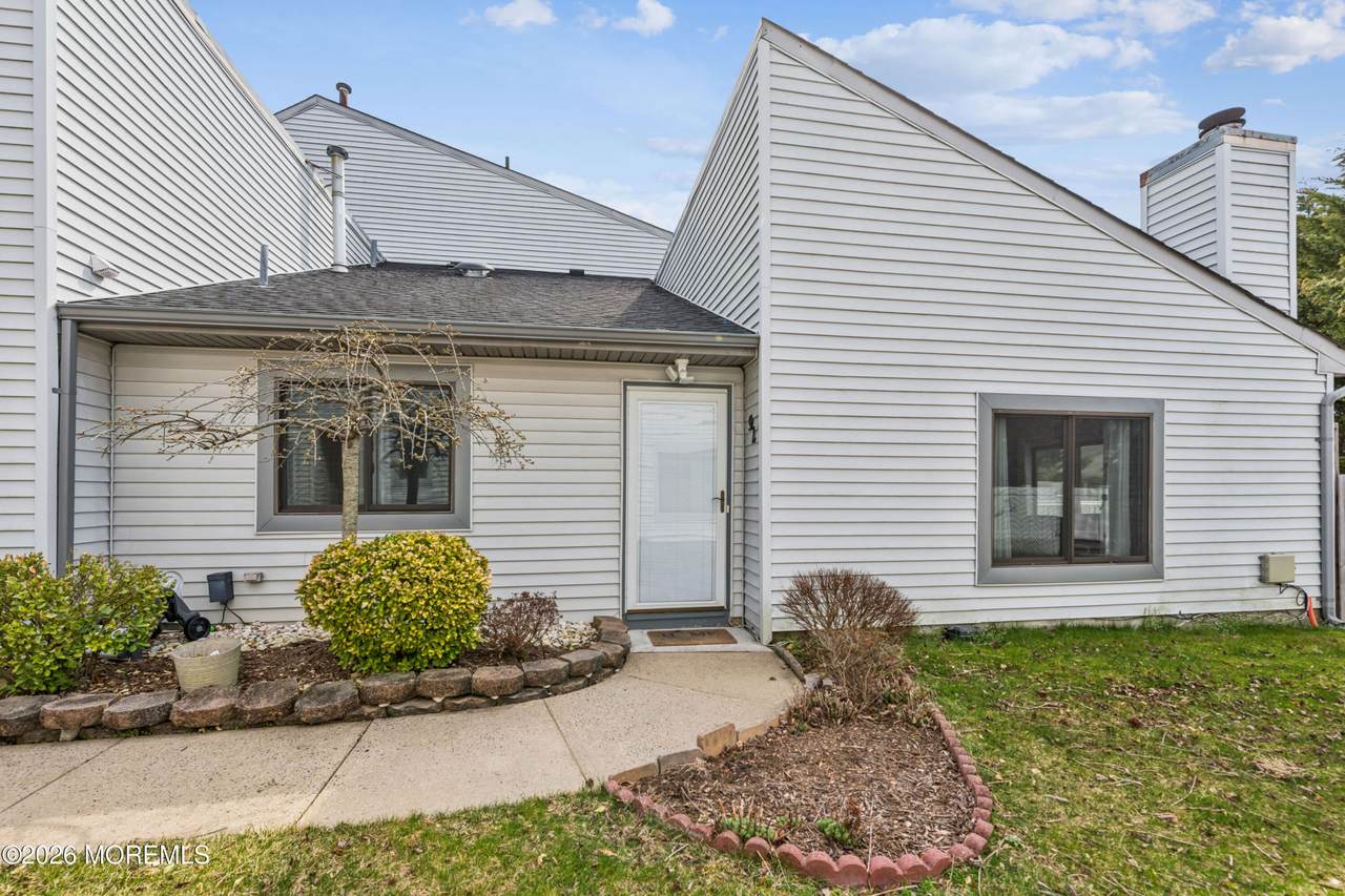 92 Lexington Circle - Photo 1