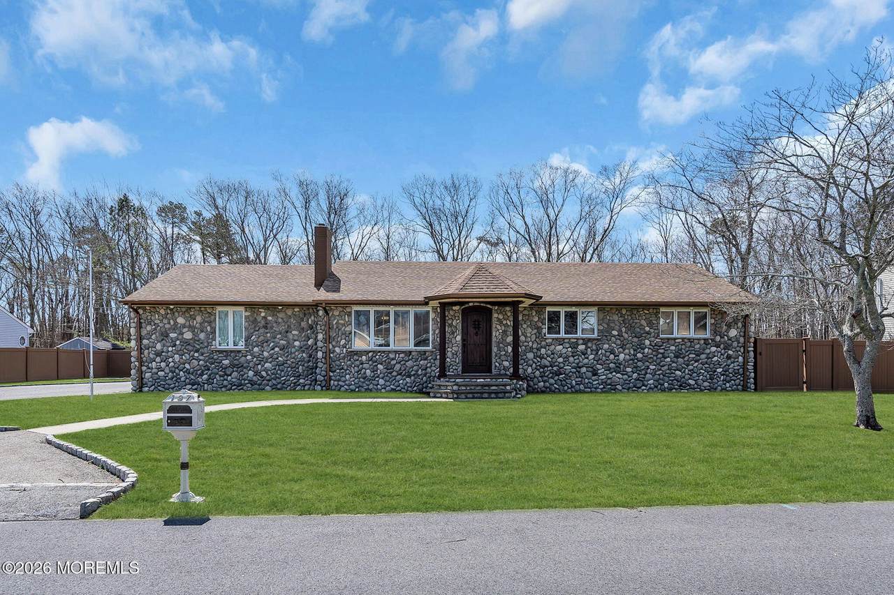 137 Sunset Drive - Photo 1