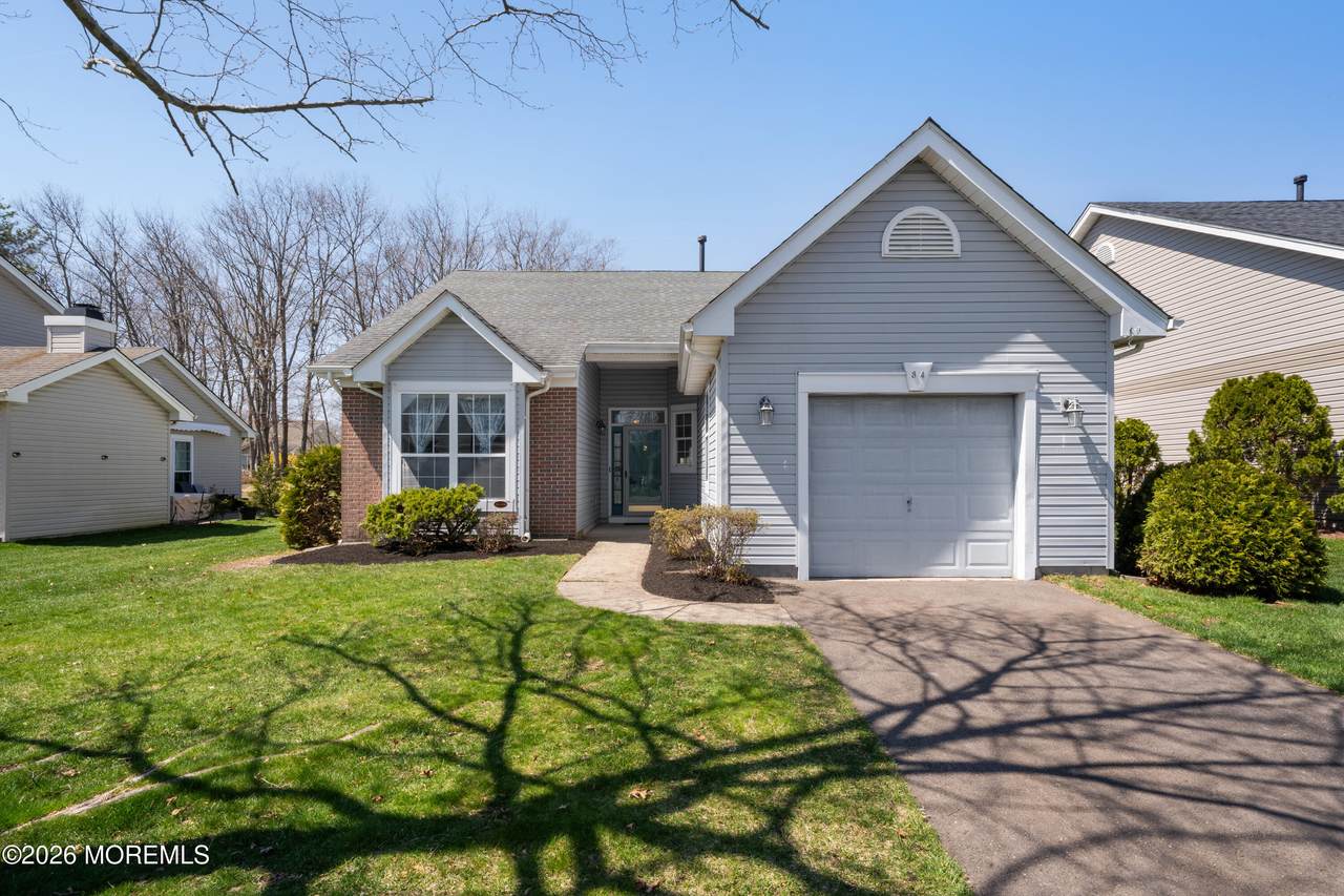 84 Chain Boulevard - Photo 1