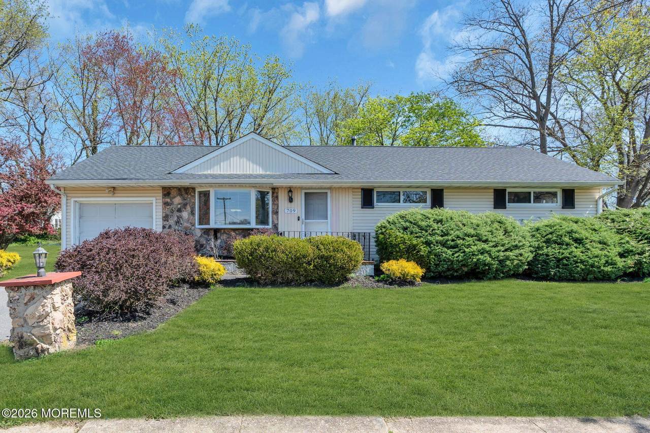 709 Hillview Drive - Photo 1
