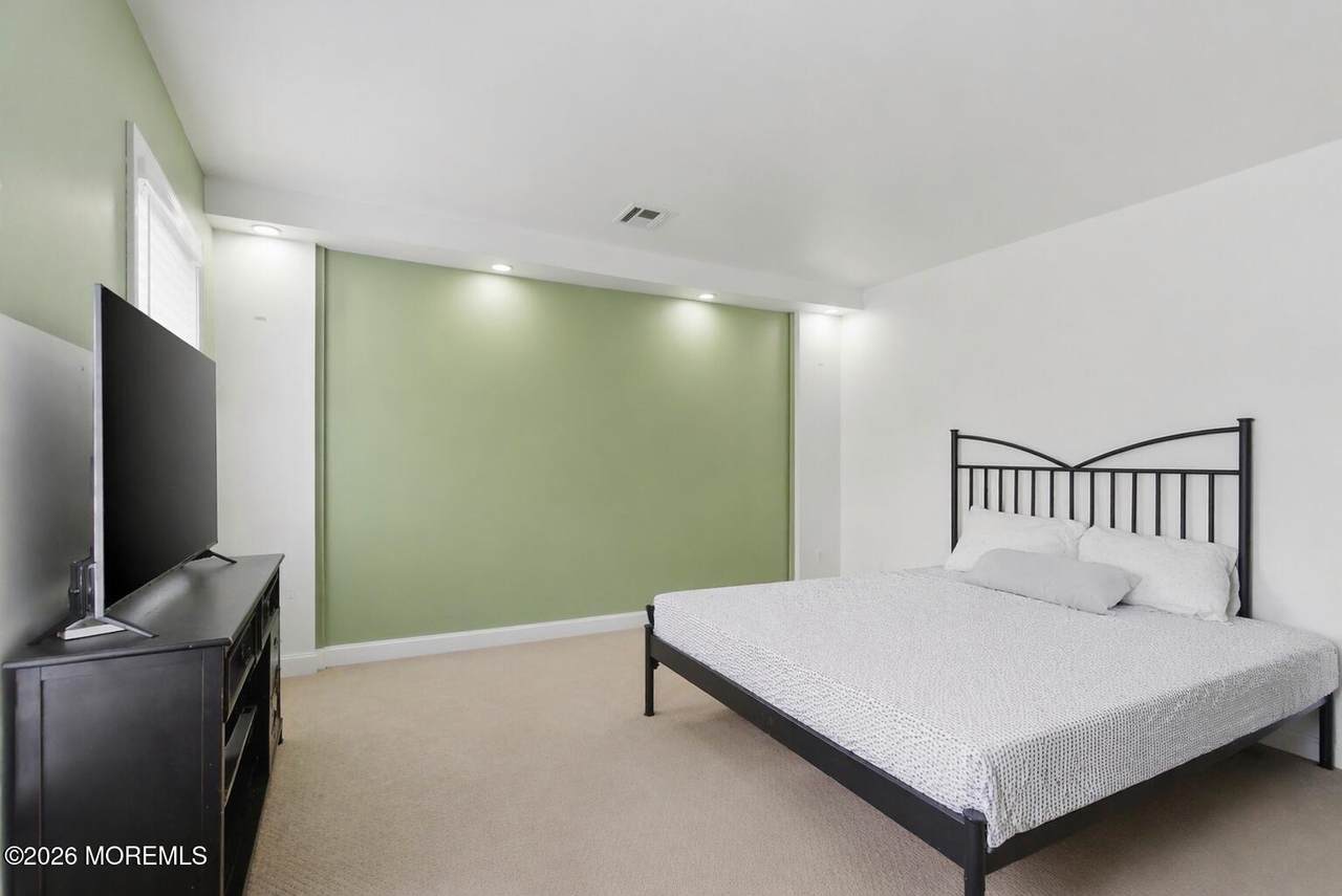 https://bt-photos.global.ssl.fastly.net/monmouth/1280_boomver_1_22610443-2.jpg