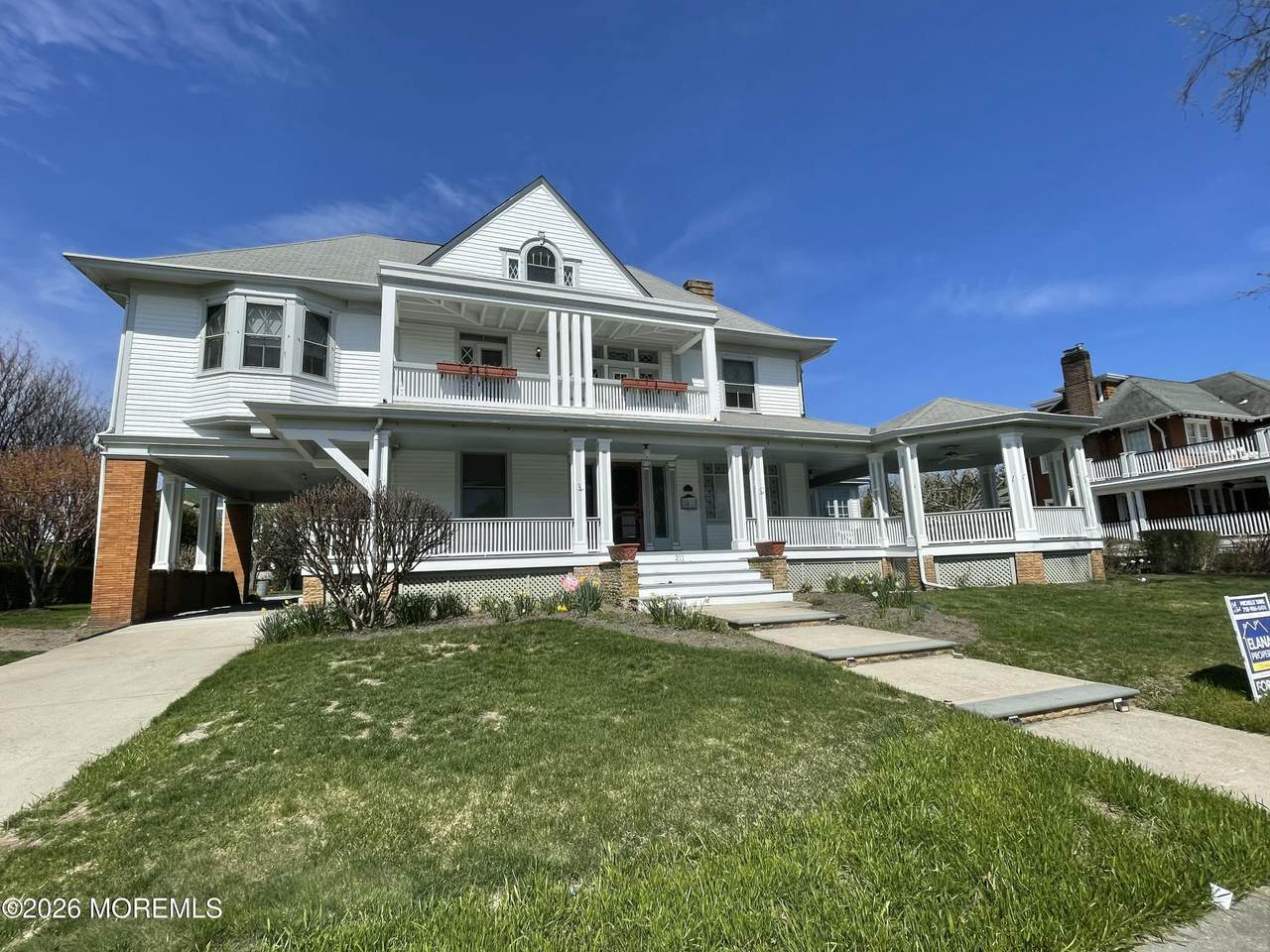211 Cedar Avenue - Photo 1