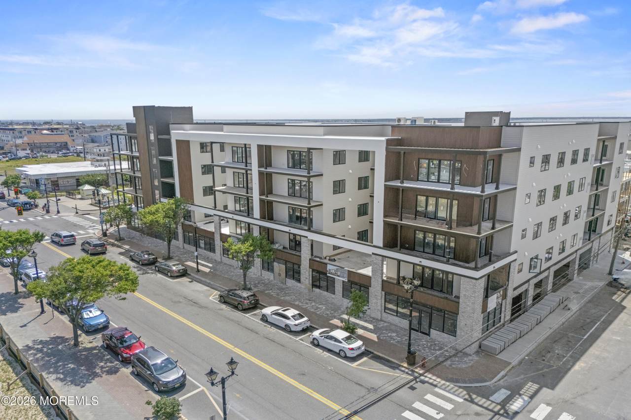 421 Boulevard Boulevard - Photo 1