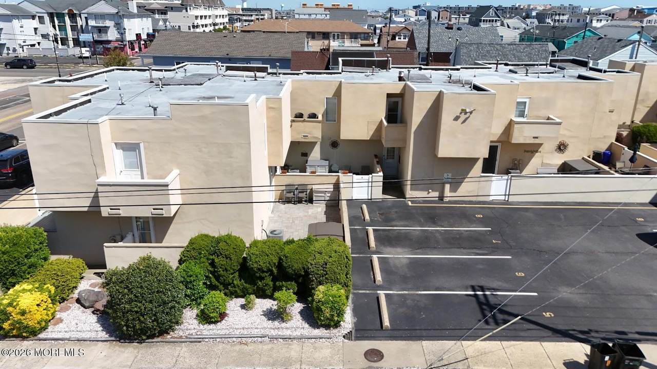 1102 Boulevard - Photo 1