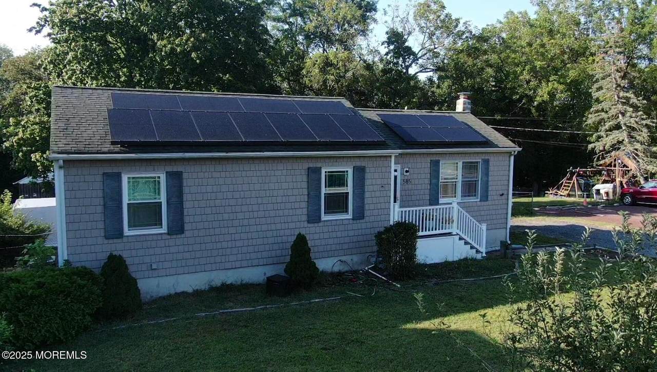 585 Wayside Road - Photo 1