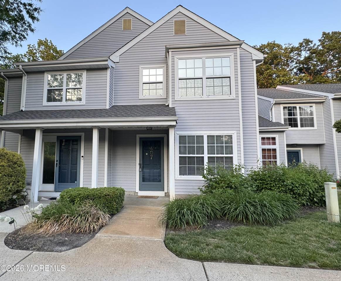 407 Hampton Court - Photo 1
