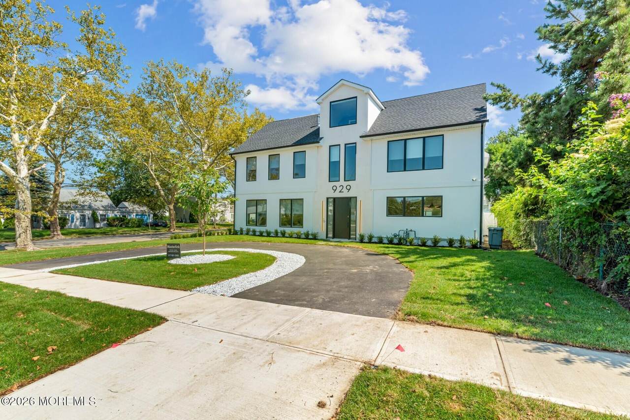 929 Van Court Avenue - Photo 1