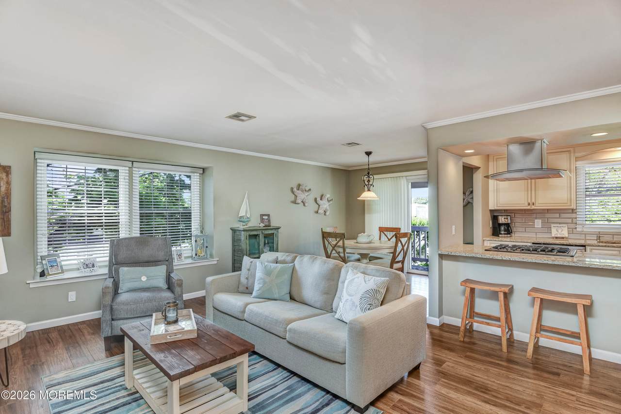 606 Bay Avenue - Photo 1