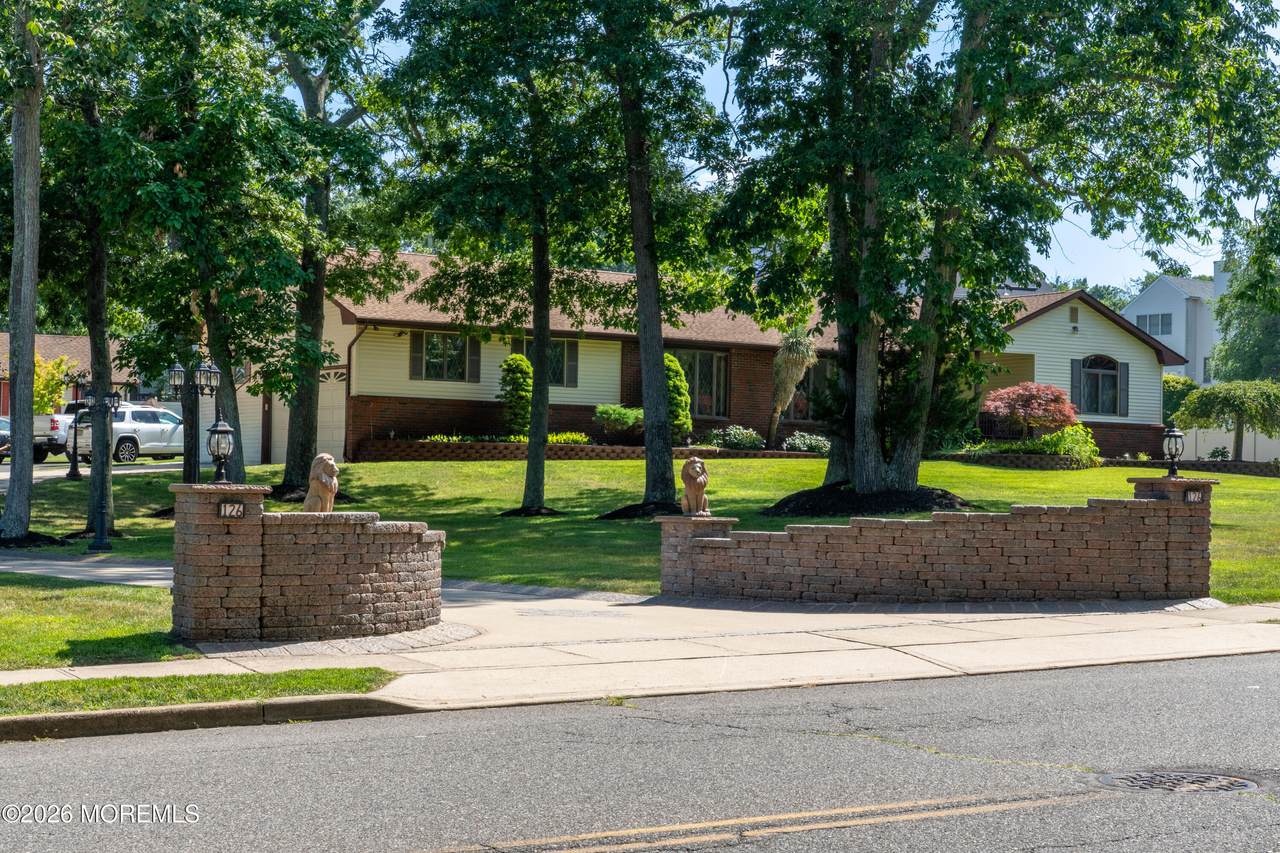 126 Shenandoah Boulevard - Photo 1