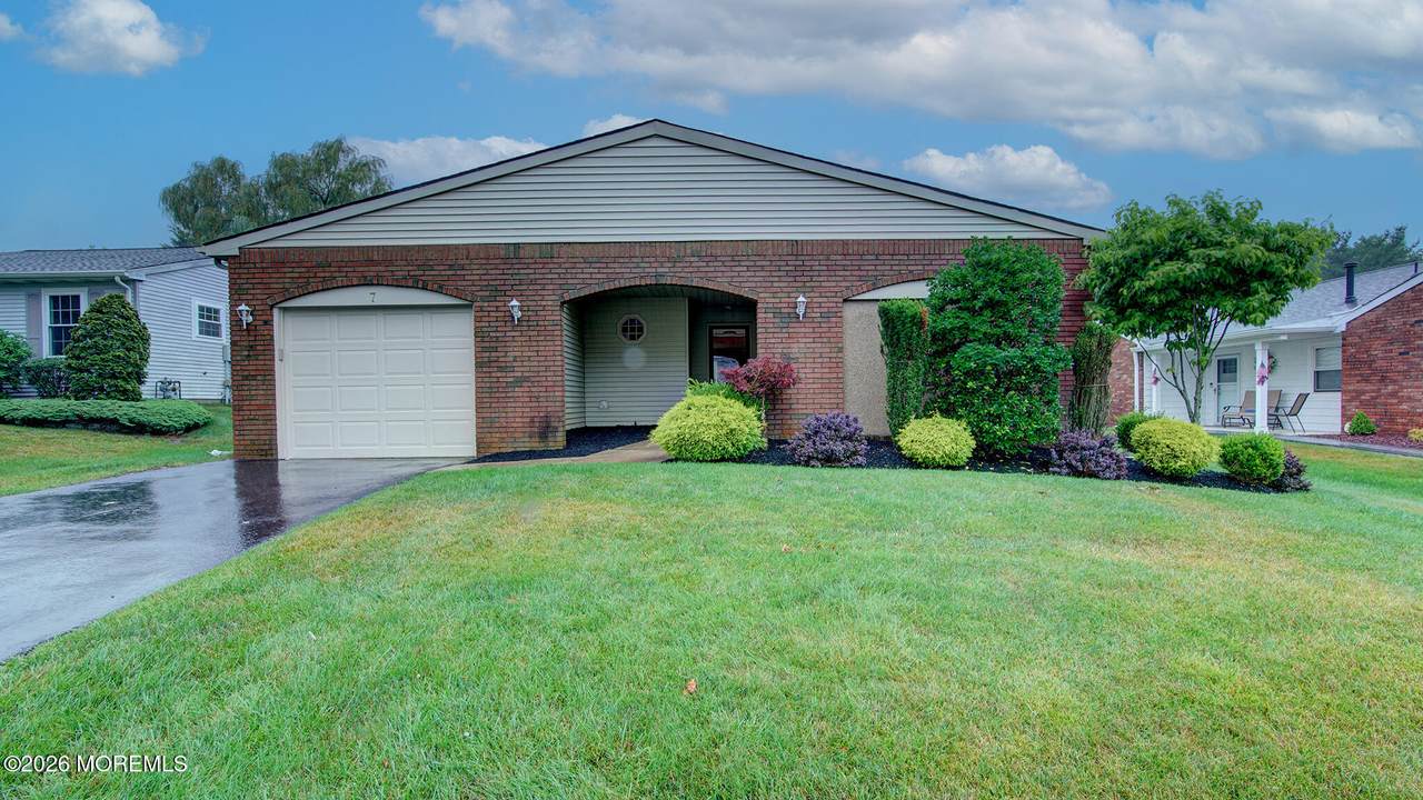 7 Lakeview Drive - Photo 1