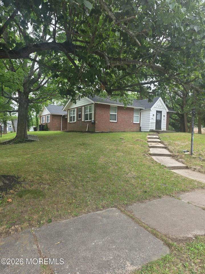 452 London Avenue - Photo 1