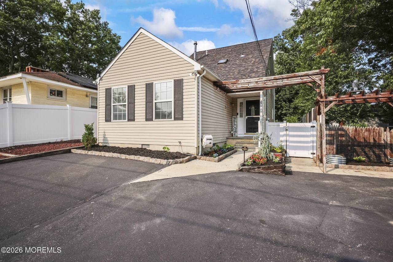 522 Center Street - Photo 1