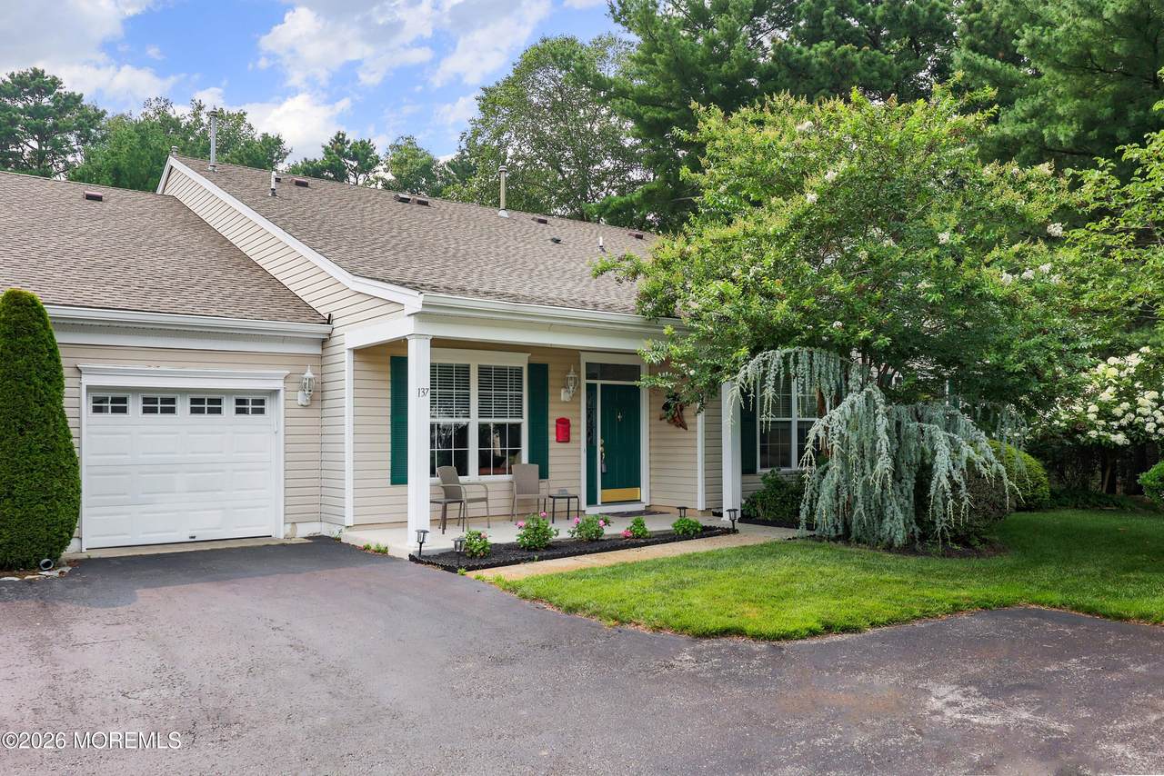 137 Greenlawns Drive - Photo 1