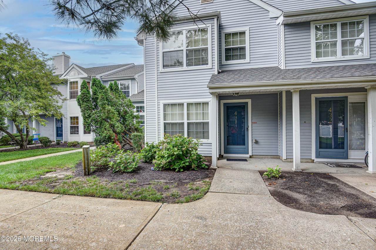 431 Hampton Court - Photo 1
