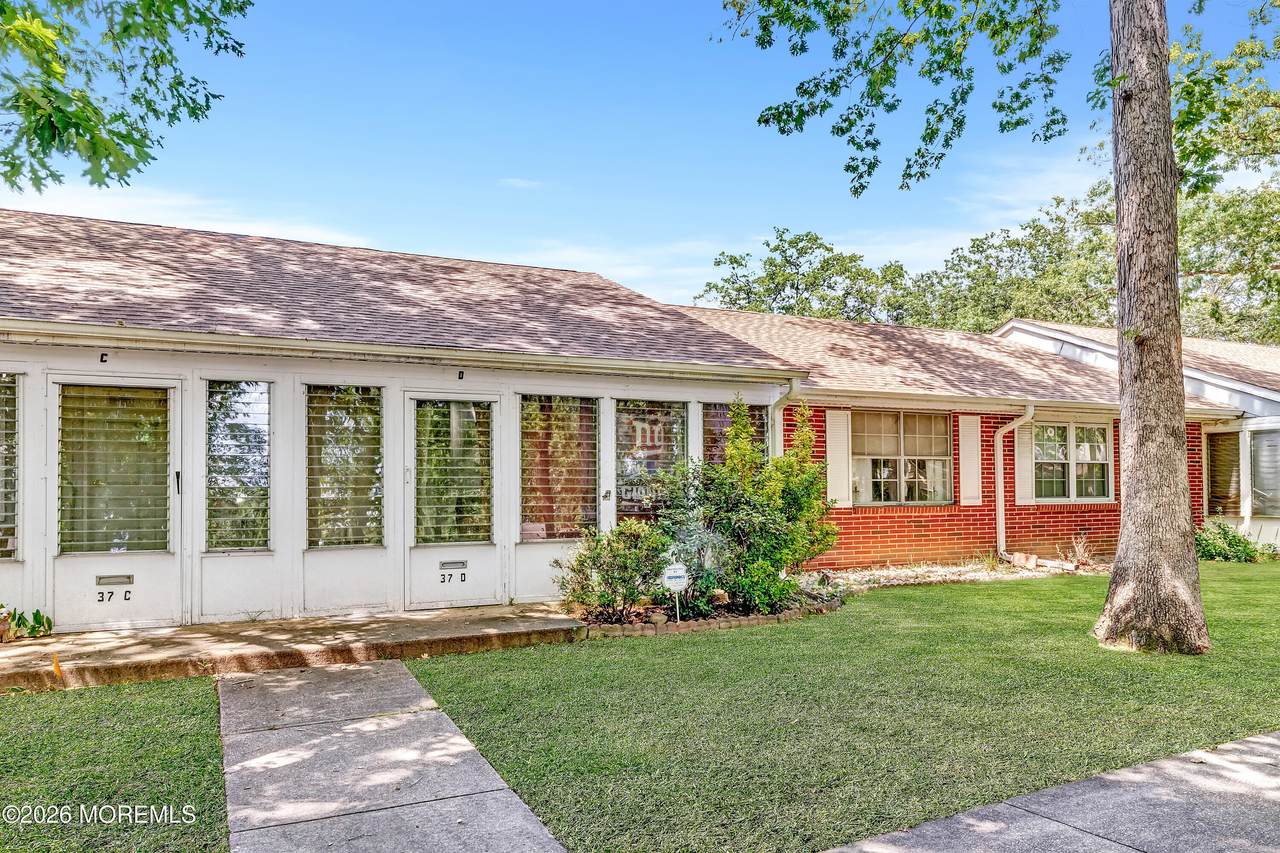 37D Cambridge Court - Photo 1