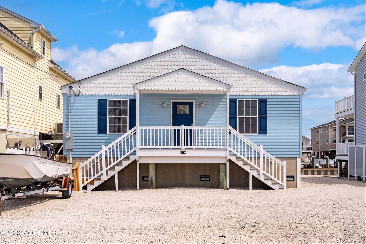 202 Heron Road - Photo 1