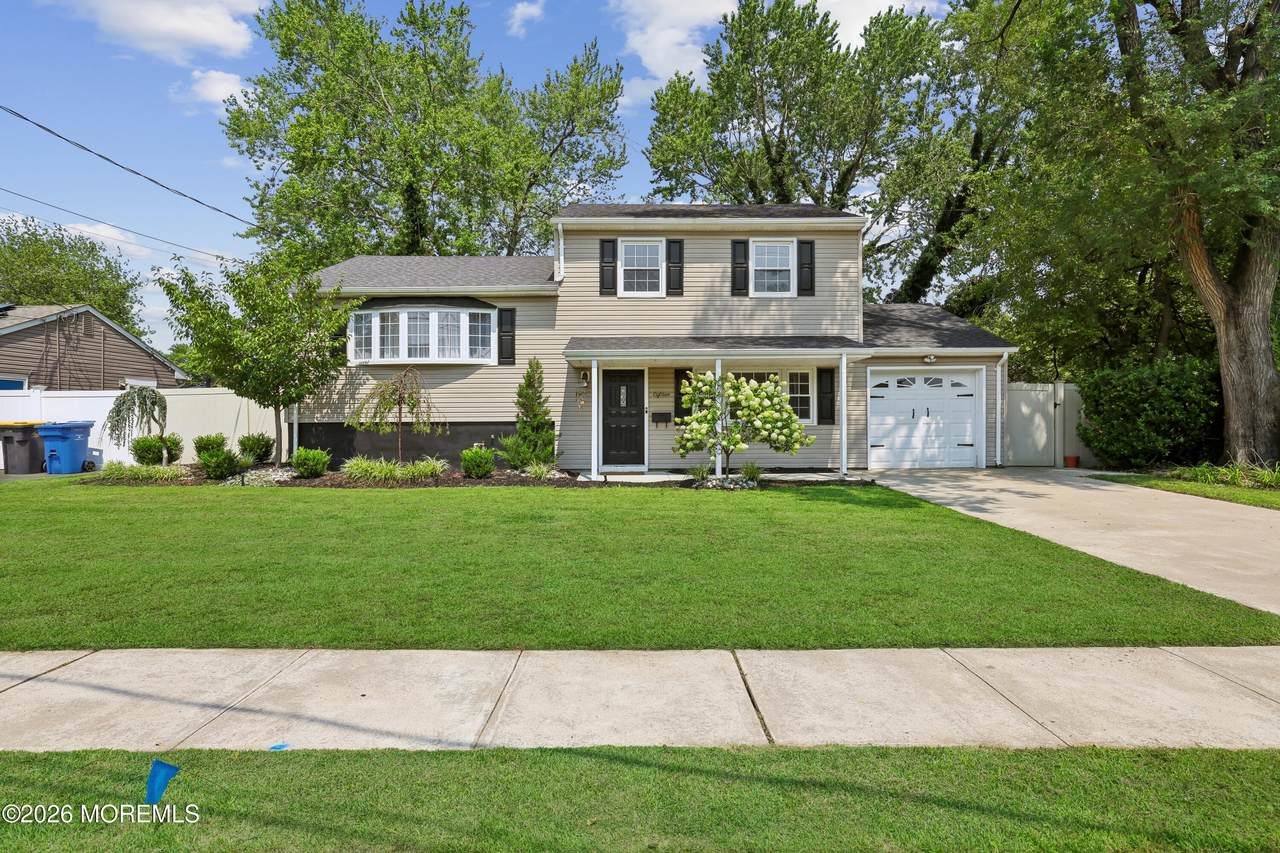 18 Carlton Avenue - Photo 1