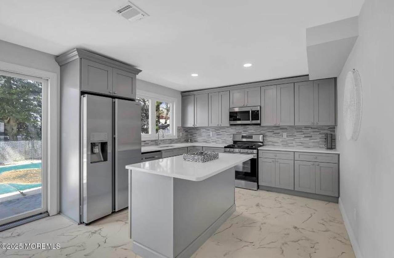1143 Roe Avenue - Photo 1