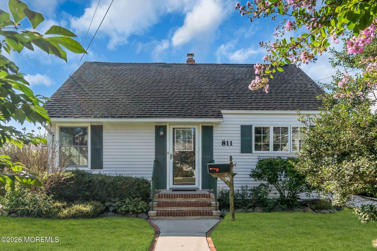 811 Claridge Drive - Photo 1