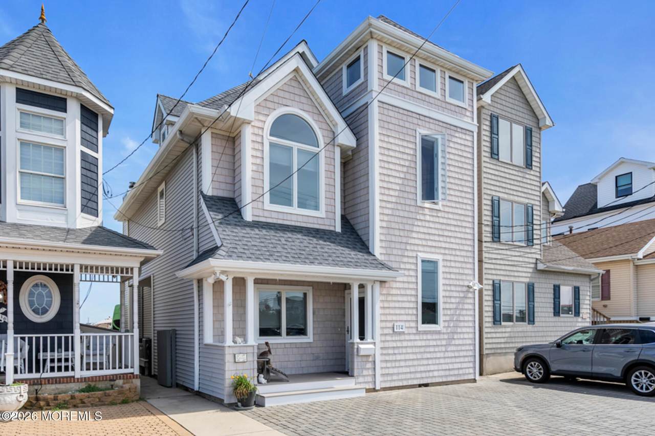 114 Sunset Drive - Photo 1