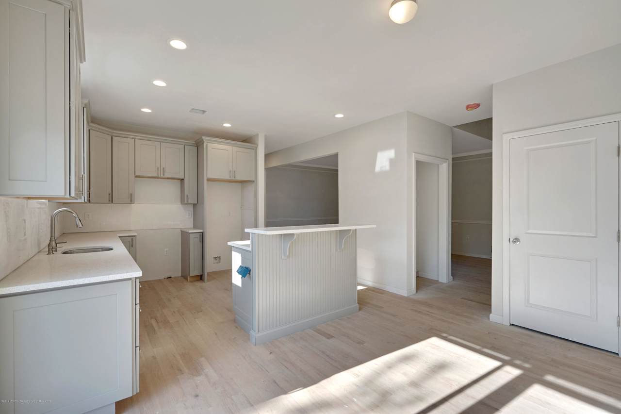 932 Broadway Boulevard - Photo 1