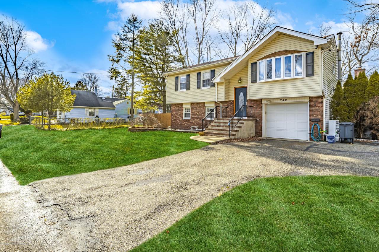 742 Lions Lane - Photo 1