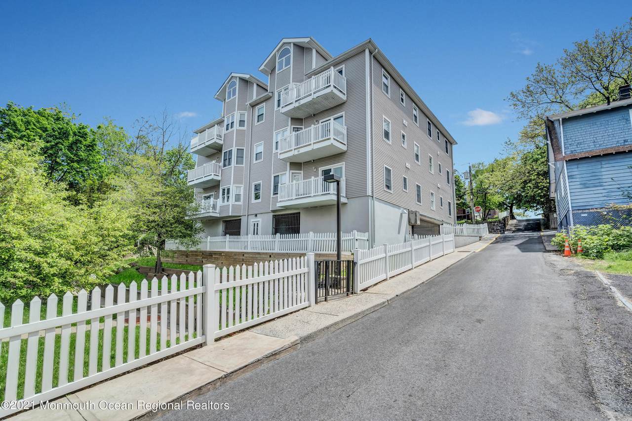 4501 Bergenwood Avenue - Photo 1