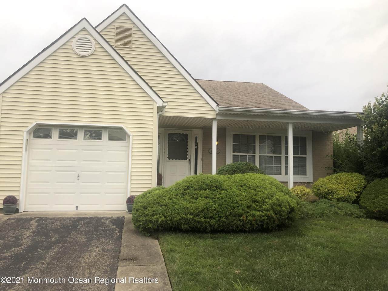 161 Canterbury Lane - Photo 1