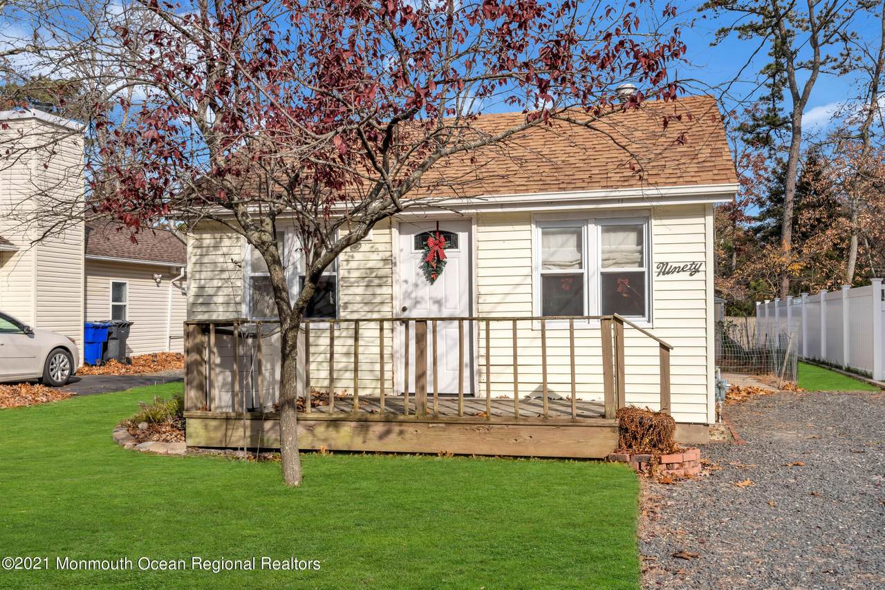 90 Baywood Boulevard - Photo 1