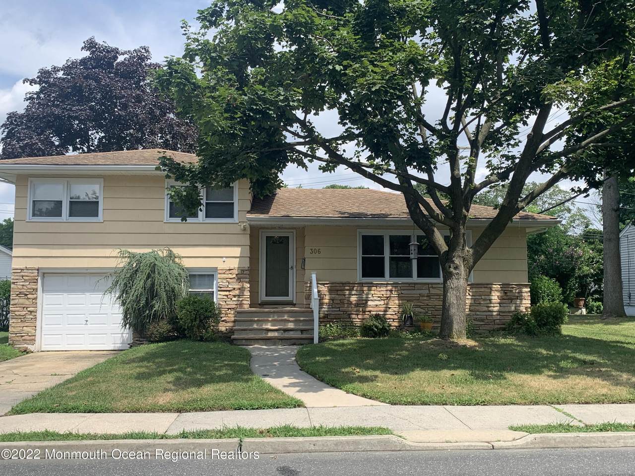 306 Lakeview Avenue - Photo 1