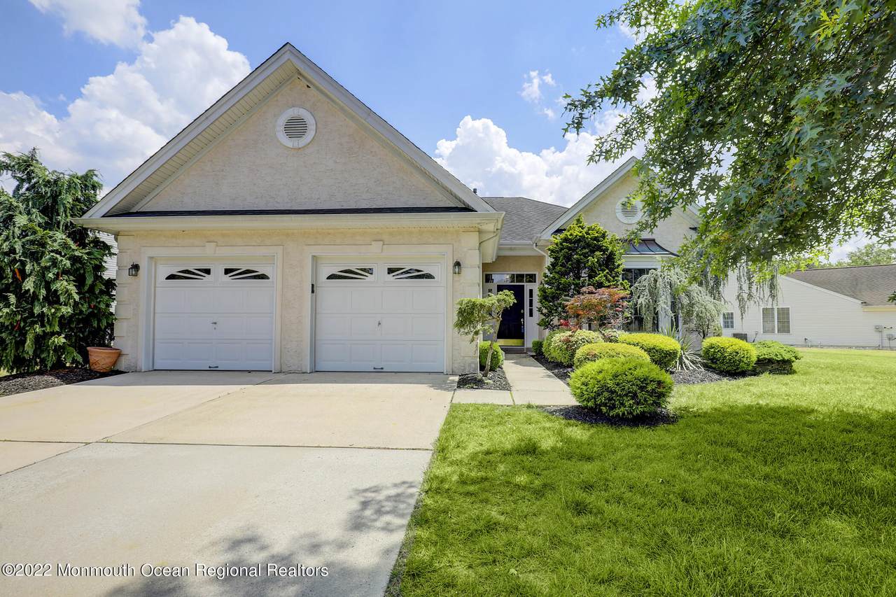 15 Hazeltine Lane - Photo 1