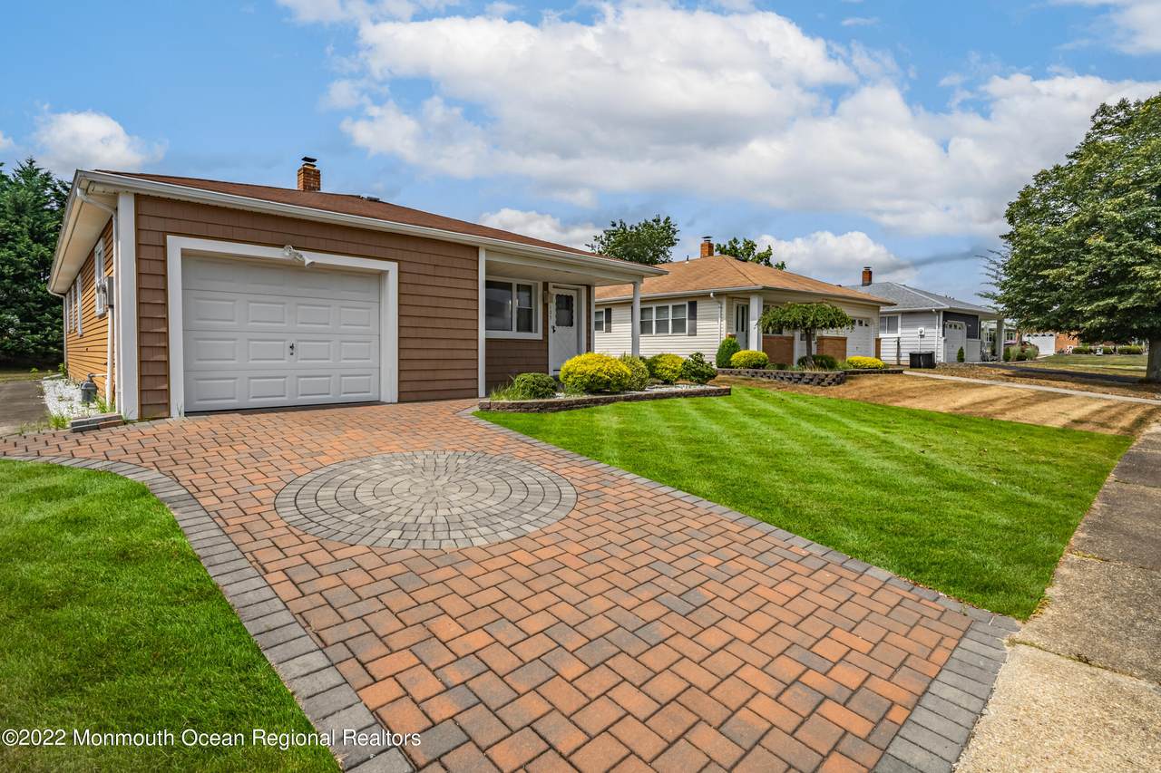 105 Port Royal Drive - Photo 1