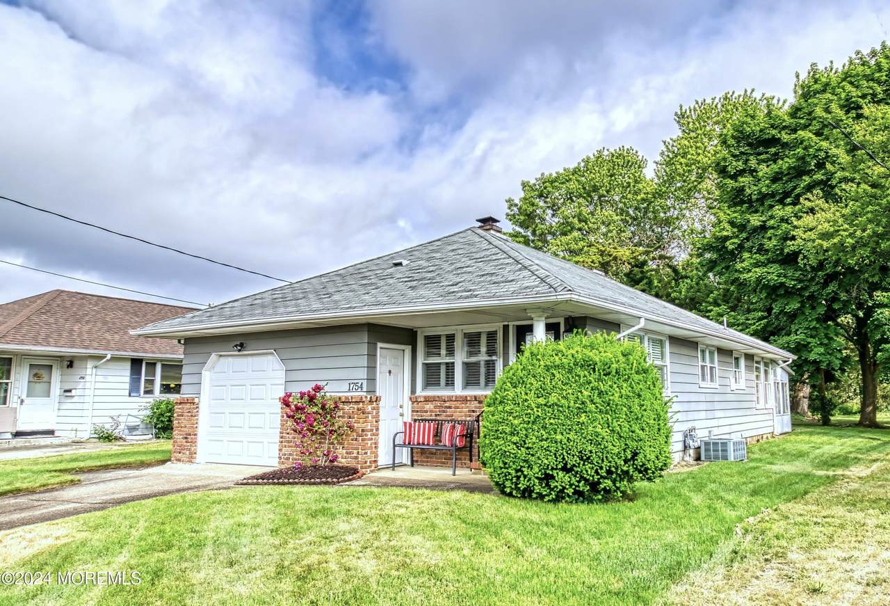 1754 Yorktowne Boulevard - Photo 1