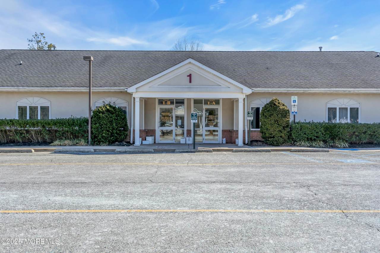 508 Lakehurst Road - Photo 1