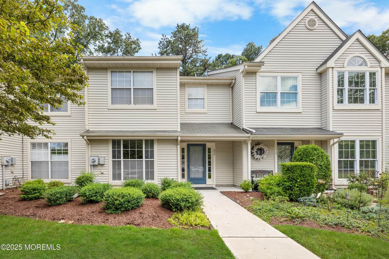238 Larchwood Court - Photo 1
