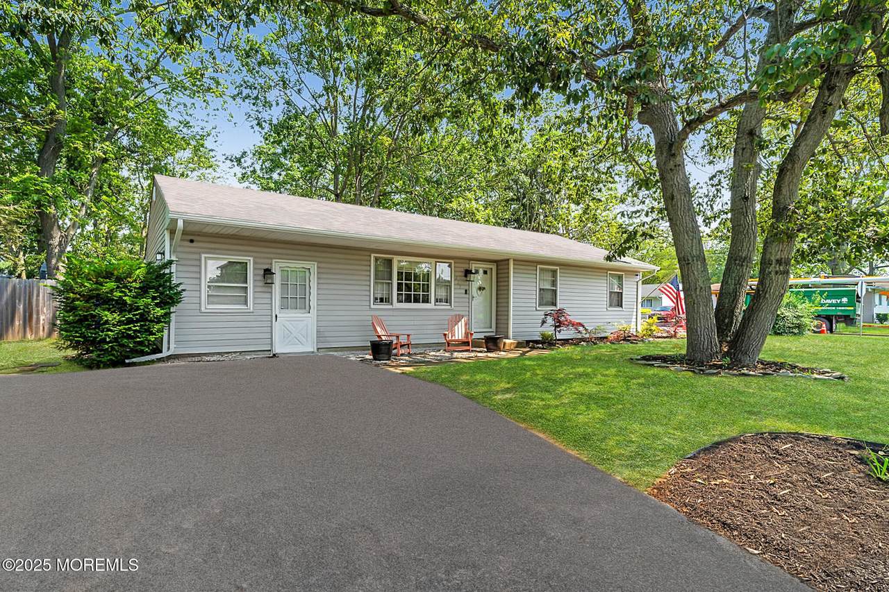 225 Huxley Drive - Photo 1