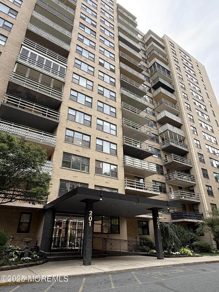 201 St Pauls Avenue - Photo 1