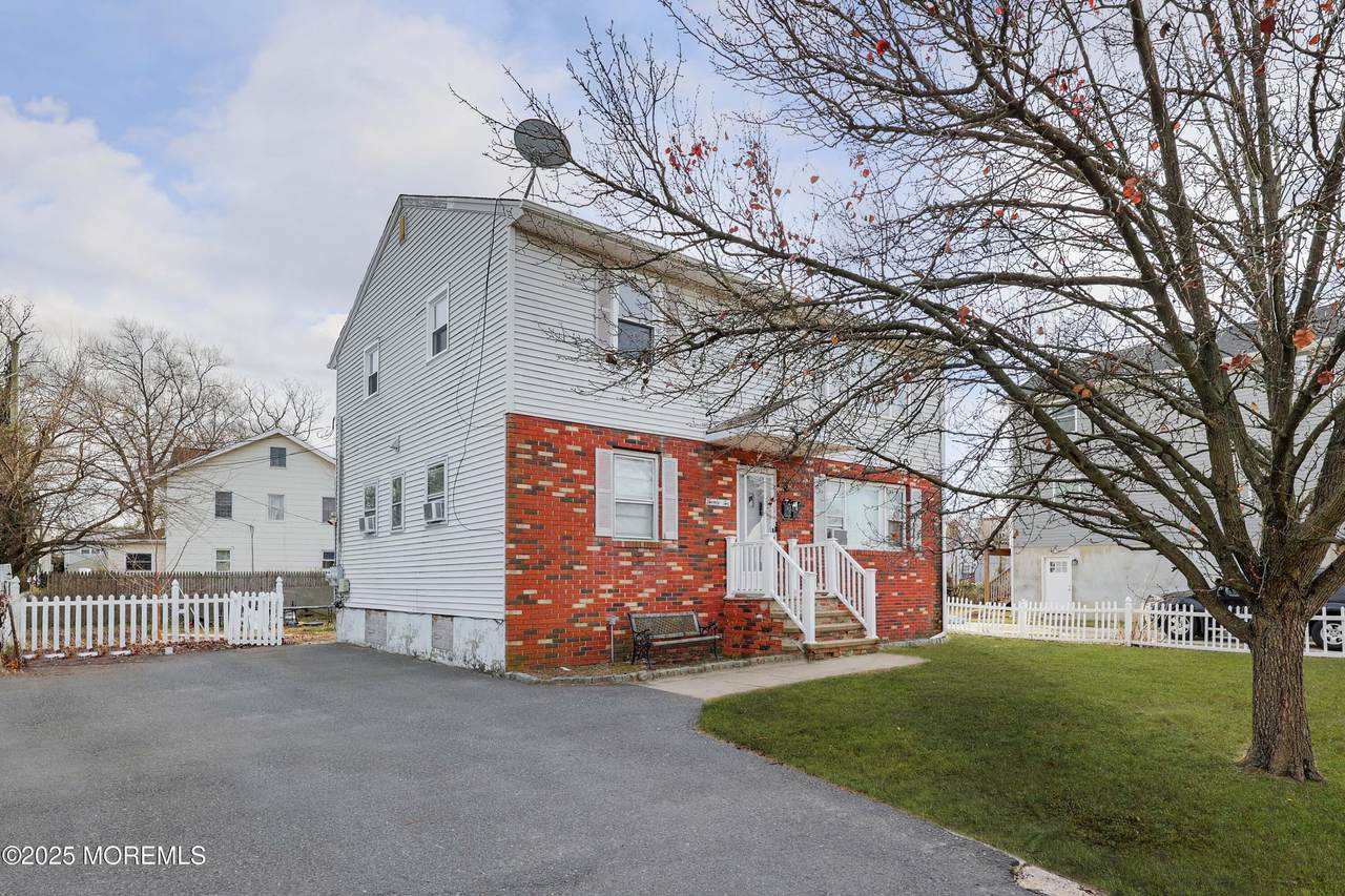 22 Commodore Avenue - Photo 1