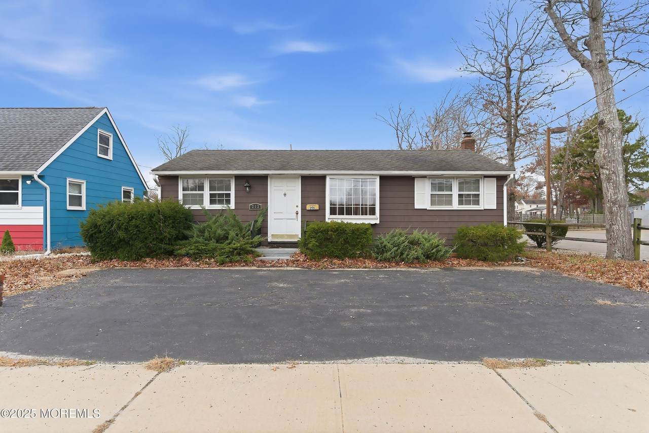 213 Lacey Road - Photo 1