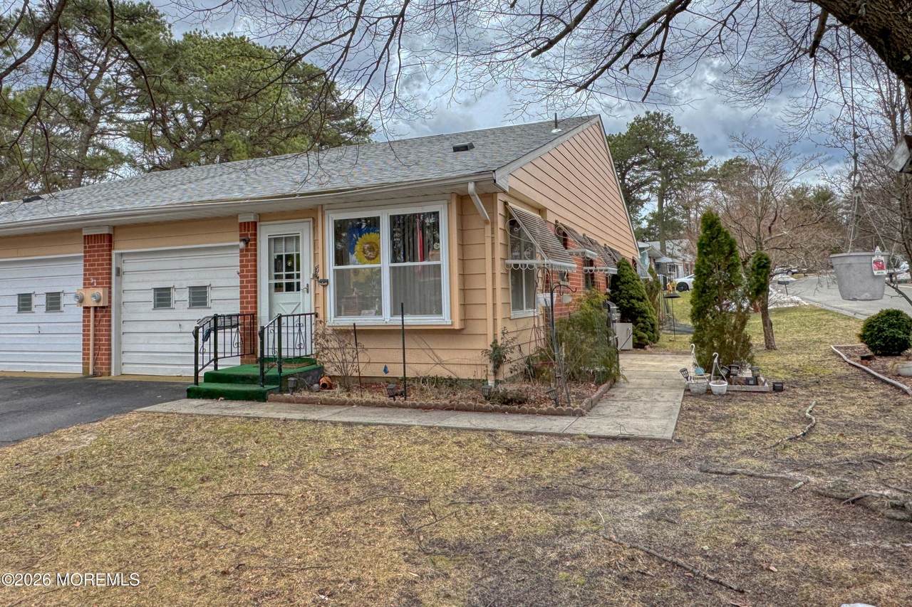 8 Lexington Drive - Photo 1