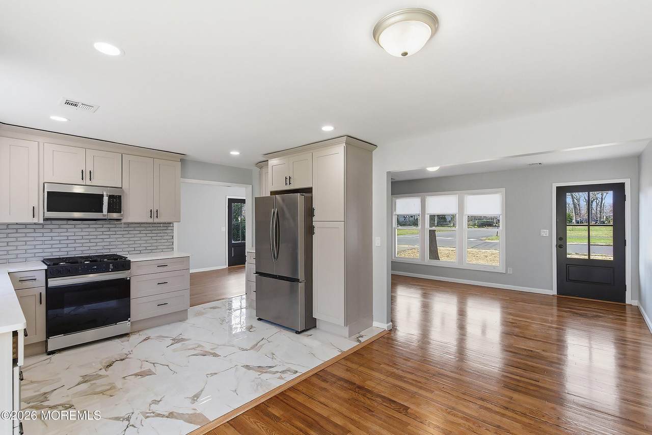 39 Blue Jay Drive - Photo 1