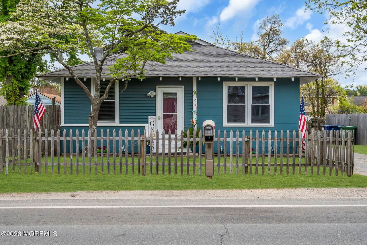 219 Beachwood Boulevard - Photo 1