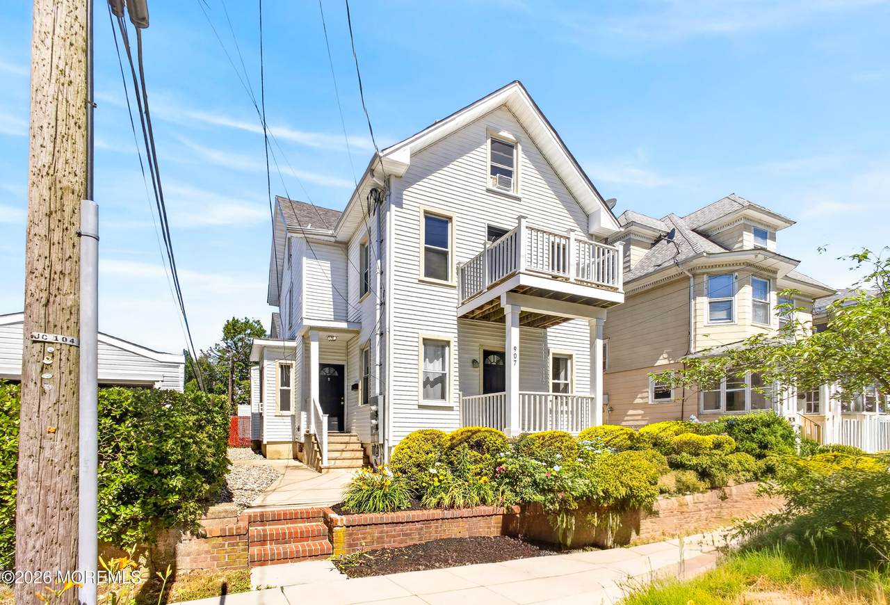 907 Bond Street - Photo 1
