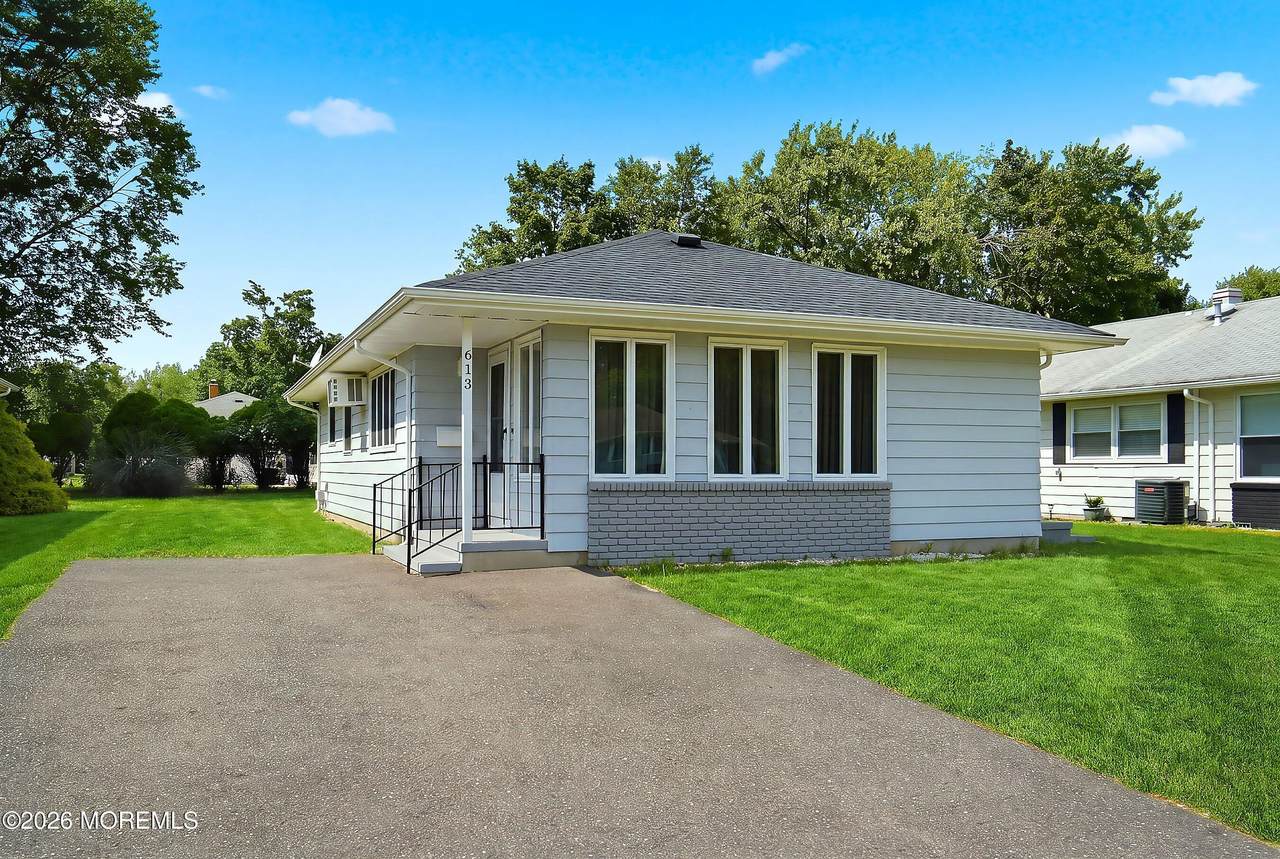 613 Jamaica Boulevard - Photo 1