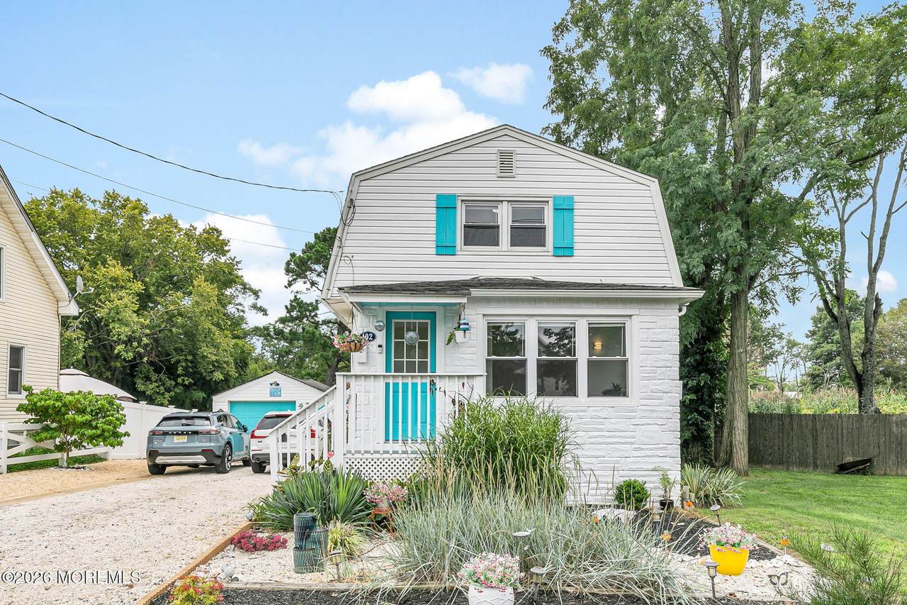 102 Victoria Place - Photo 1