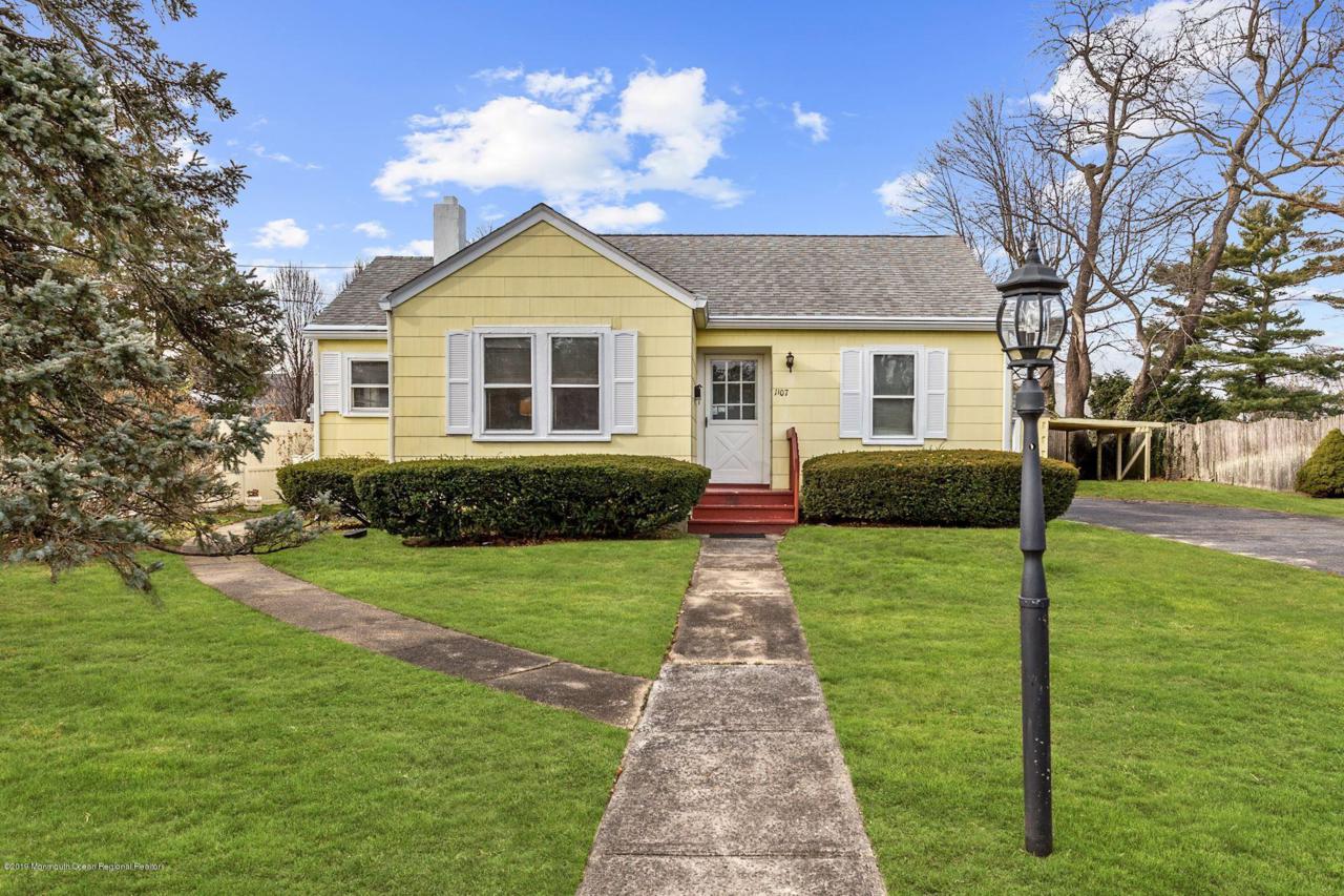 1107 Oakland Street - Photo 1